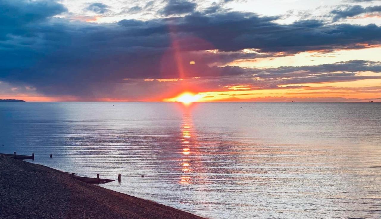 Beautiful Beachfront Retreat With A Stunning Sea View For The Ultimate Escape Away From The Busy World Below Herne Bay Exteriör bild