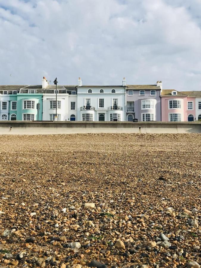 Beautiful Beachfront Retreat With A Stunning Sea View For The Ultimate Escape Away From The Busy World Below Herne Bay Exteriör bild