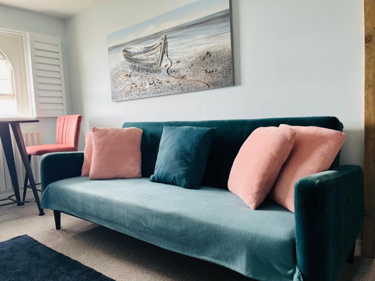 Beautiful Beachfront Retreat With A Stunning Sea View For The Ultimate Escape Away From The Busy World Below Herne Bay Exteriör bild