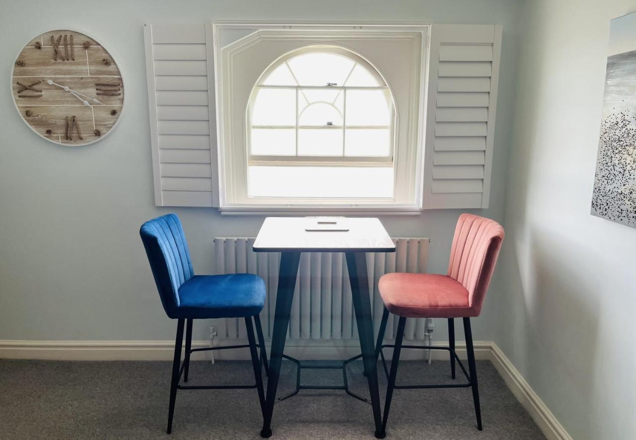 Beautiful Beachfront Retreat With A Stunning Sea View For The Ultimate Escape Away From The Busy World Below Herne Bay Exteriör bild