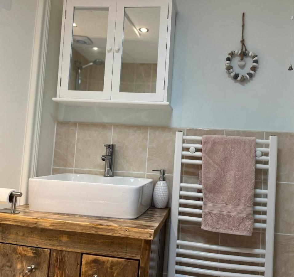 Beautiful Beachfront Retreat With A Stunning Sea View For The Ultimate Escape Away From The Busy World Below Herne Bay Exteriör bild